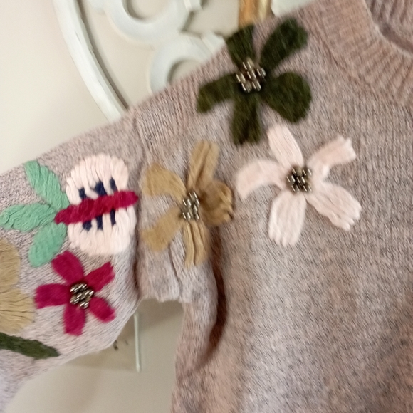 Embroidered Floral Oversized Sweater - Picture 7 of 17